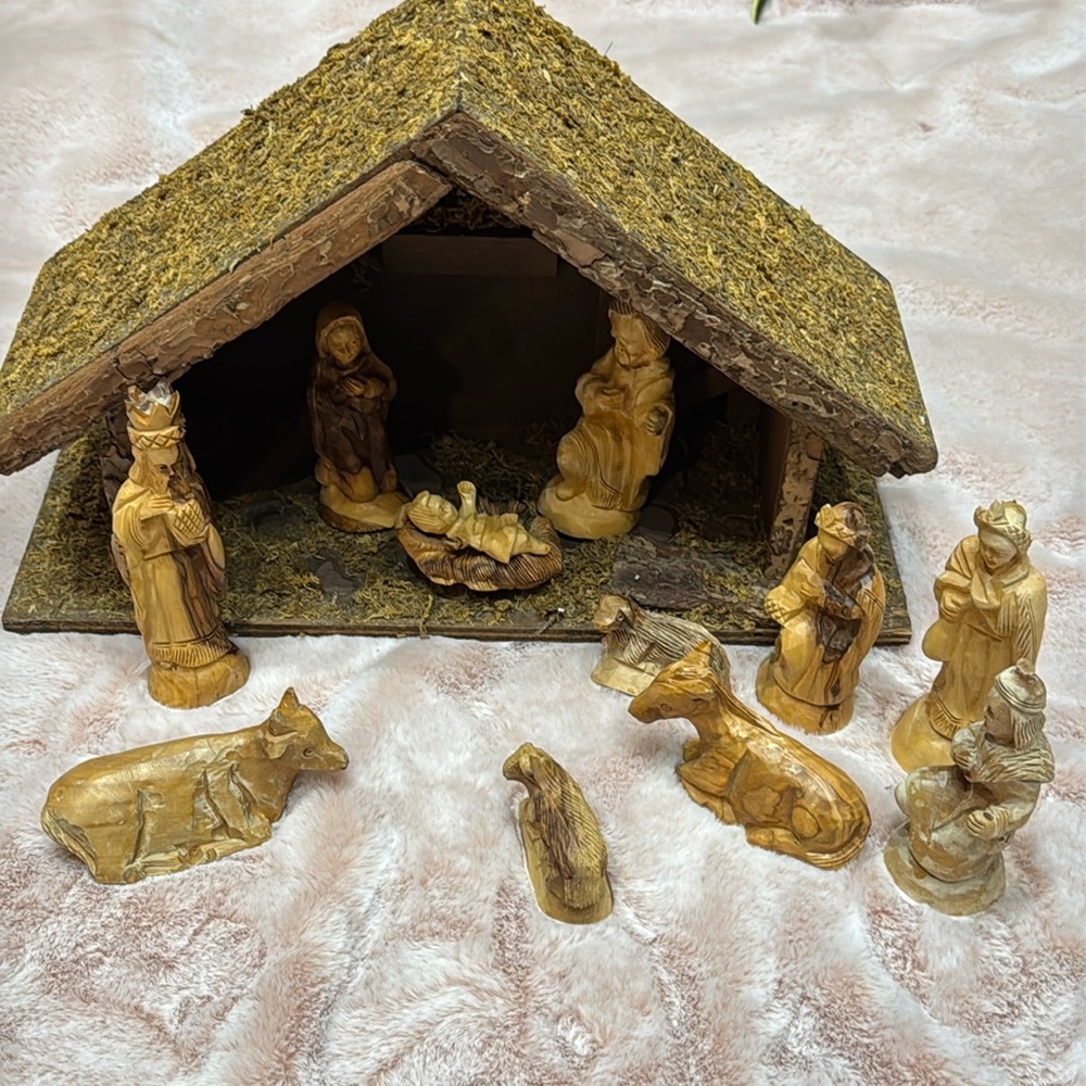 Vintage Creche Nativity with wooden characters - 12 pieces